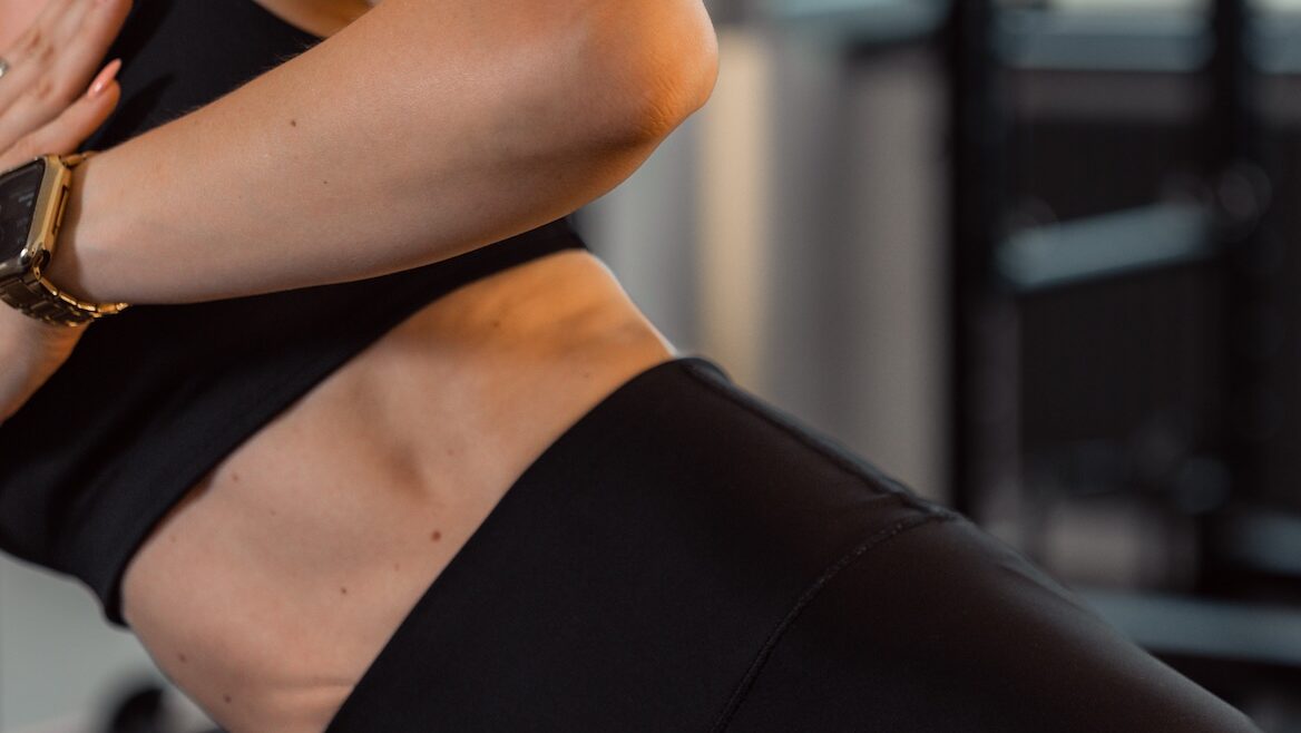 Frau beim Reformer-Pilates-Training im Kurs Lunch Break Pilates 45&rsquo; bei Flow your Core in Markkleeberg