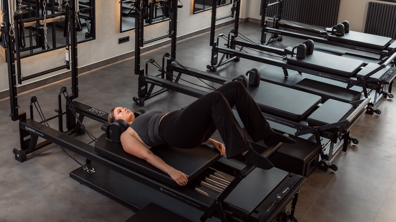 anfte, kontrollierte Pilates-&Uuml;bung am Reformer f&uuml;r den Kurs Reformer Vital 65+ in Markkleeberg bei Leipzig